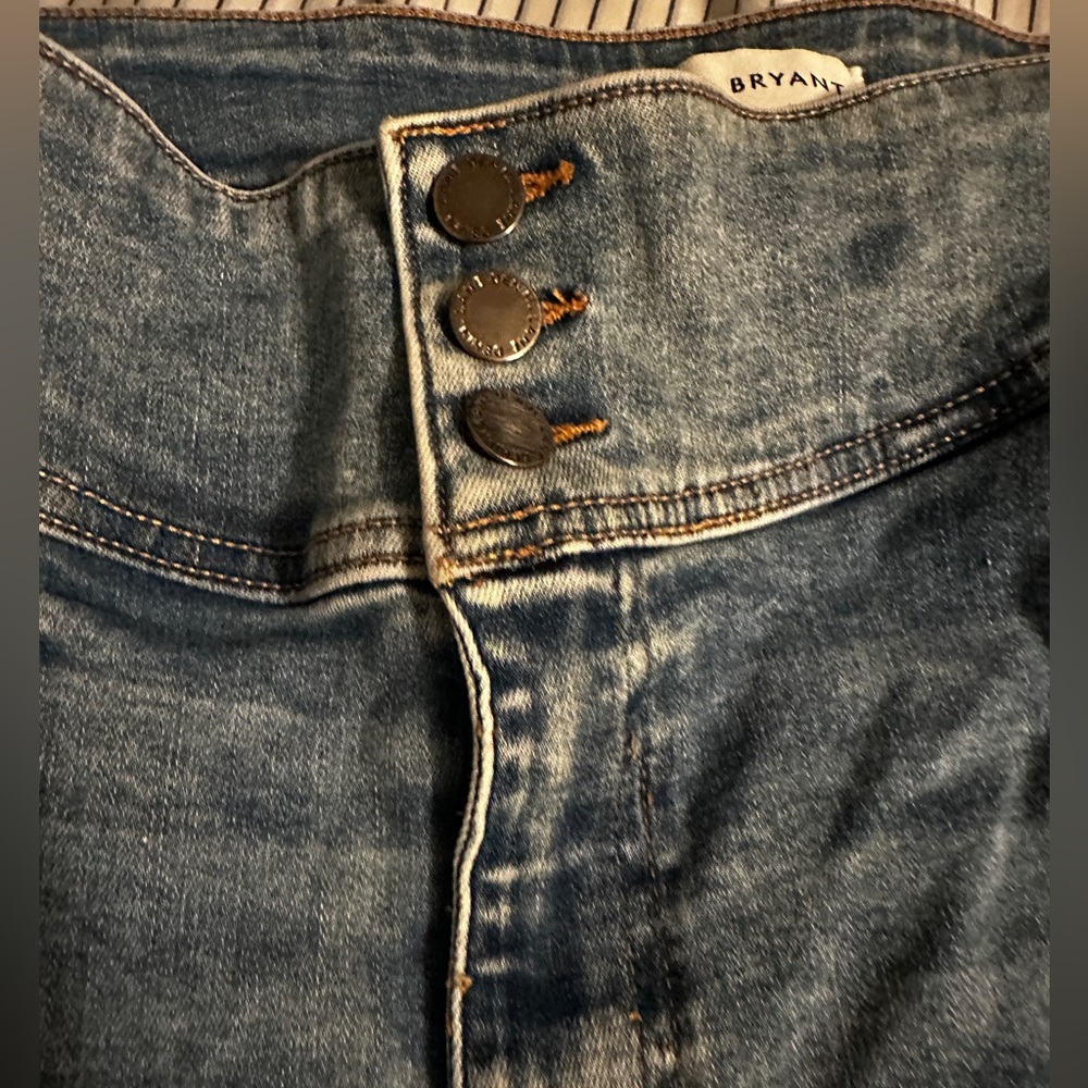 LANE BRYANT MEDIUM WASH BLUE HIGH RISE 3 BUTTON CAPRI JEANS PLUS SIZE 22
